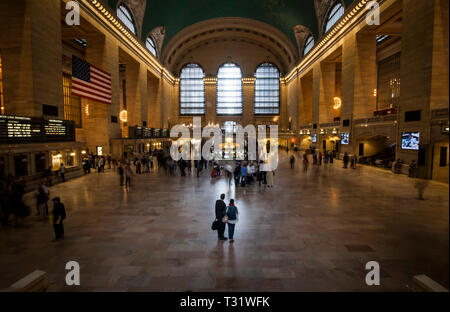 Ein paar bereit am Grand Central Station New York reisen Stockfoto