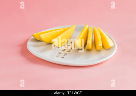 Mango Obst und Mango Slices auf die weiße Platte. Stockfoto