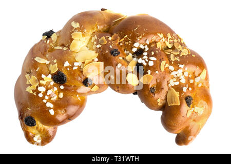 Frische Brötchen bestreut mit Mandeln und Rosinen auf weißem Hintergrund Stockfoto