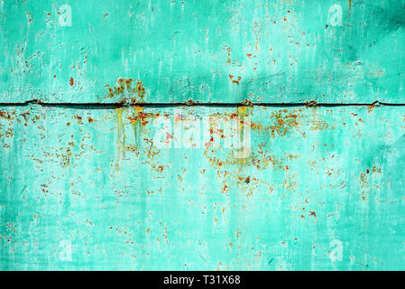 Altes rostiges Metall von zwei Teil, blau lackiert, orange wird von Rost. Horizontale Struktur der Risse im Lack auf rostigen Stahl Stockfoto