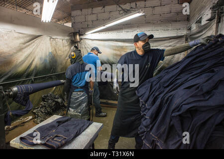 Donmatias, Antioquia, Kolumbien: industrielle Wäscherei, lavanderia Prointex. Stockfoto