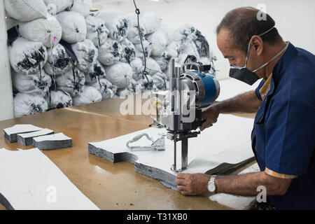 Donmatias, Antioquia, Kolumbien: In der Fabrik von Don Antonio die Stoffe sind auf Kommission. Stockfoto