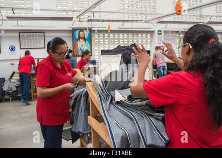 Donmatias, Antioquia, Kolumbien: Somos Jeans ist ein Werk, das für seine eigene Marke, Quadrat, und für ausländische Marken wie Diesel in Italien. Stockfoto