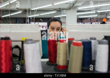 Donmatias, Antioquia, Kolumbien: Somos Jeans ist ein Werk, das für seine eigene Marke, Quadrat, und für ausländische Marken wie Diesel in Italien. Stockfoto