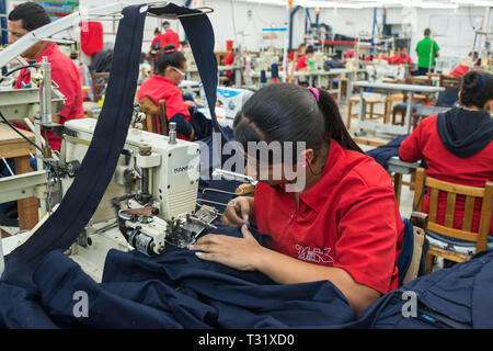 Donmatias, Antioquia, Kolumbien: Somos Jeans ist ein Werk, das für seine eigene Marke, Quadrat, und für ausländische Marken wie Diesel in Italien. Stockfoto