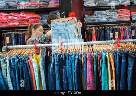 Donmatias, Antioquia, Kolumbien: Somos Jeans ist ein Werk, das für seine eigene Marke, Quadrat, und für ausländische Marken wie Diesel in Italien. Stockfoto