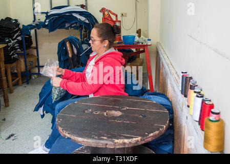 Donmatias, Antioquia, Kolumbien: Vertraut jeans Herstellung. Stockfoto