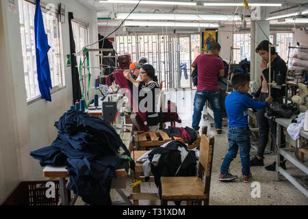 Donmatias, Antioquia, Kolumbien: Daniel (32) hat seine eigene businessfor im letzten Jahr hatte und produziert T-Shirt. Stockfoto