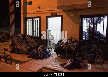 Donmatias, Antioquia, Kolumbien: Vertraut jeans Herstellung in der Calle 46. Stockfoto