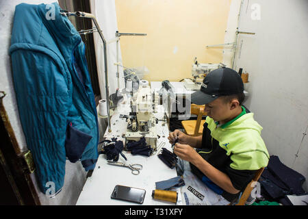 Donmatias, Antioquia, Kolumbien: Vertraut jeans Herstellung in der Calle 46. Stockfoto