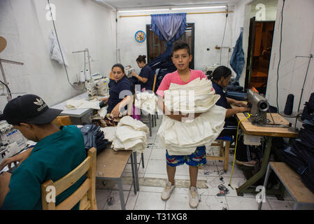 Donmatias, Antioquia, Kolumbien: Vertraut jeans Herstellung in der Calle 46. Stockfoto