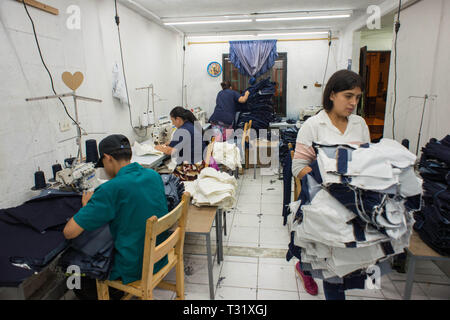 Donmatias, Antioquia, Kolumbien: Vertraut jeans Herstellung in der Calle 46. Stockfoto