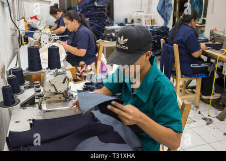 Donmatias, Antioquia, Kolumbien: Vertraut jeans Herstellung in der Calle 46. Stockfoto