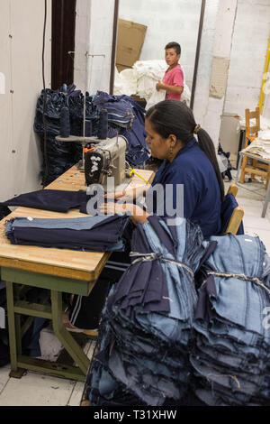 Donmatias, Antioquia, Kolumbien: Vertraut jeans Herstellung in der Calle 46. Stockfoto