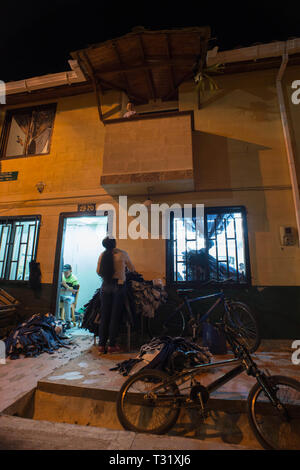 Donmatias, Antioquia, Kolumbien: Vertraut jeans Herstellung in der Calle 46. Stockfoto