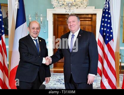Us-Staatssekretär Mike Pompeo schüttelt Hände mit der französische Außenminister Jean-Yves Le Drian nach einem bilateralen Treffen am Rande des NATO-Ministertreffen an das State Department April 3, 2019 in Washington, D.C. Stockfoto