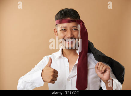 Gerne betrunken Asiaten Portrait auf braunem Hintergrund isoliert Stockfoto