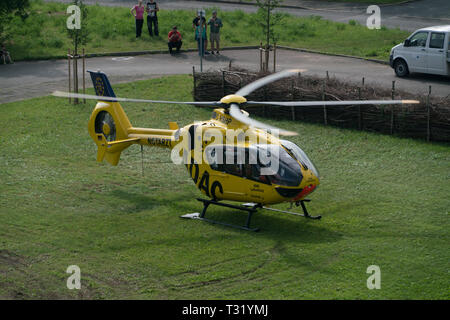 GERA, Deutschland - 29. Mai 2016: Adac Hubschrauber und Krankenwagen Stockfoto