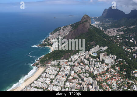 Rundflug über die Küste von Rio de Janeiro mit atemberaubendem Blick Stockfoto