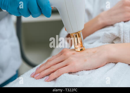 7/8-Ansicht der Kosmetiker in Gummihandschuhe, Laser Behandlung Stockfoto