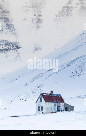 Verlassenen Bauernhaus in einer abgelegenen Gegend in der Nähe von Flateyri in den Westfjorden region Island [kein Eigentum Freigabe; für redaktionelle Lizenzierung nur verfügbar] Stockfoto