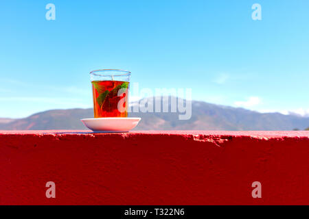 Typisch marokkanischen Pfefferminztee in ein kleines Cafe an der Straße im Atlasgebirge Stockfoto