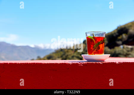 Typisch marokkanischen Pfefferminztee in ein kleines Cafe an der Straße im Atlasgebirge Stockfoto