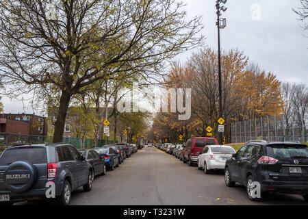 MONTREAL, KANADA - 9 November, 2018: Typisch Nordamerikanische Wohnstraße im Herbst in Cote des Neiges Montreal, Quebec, während einer Herbst afterno Stockfoto