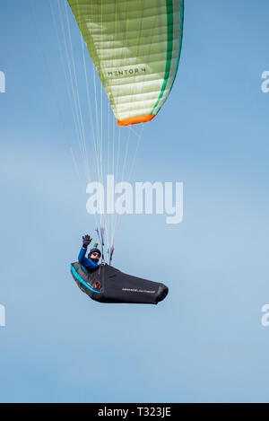 Mann Paragliding über Hunstanton Klippen auf North Norfolk Coast, East Anglia, England, UK. Stockfoto