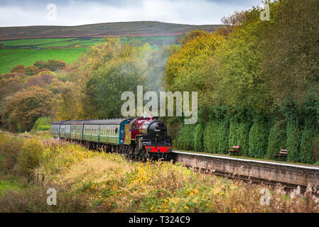 Die "Krabbe" Mogul Lokomotive bei Irwell Vale halt.. Die East Lancashire Eisenbahn. Stockfoto