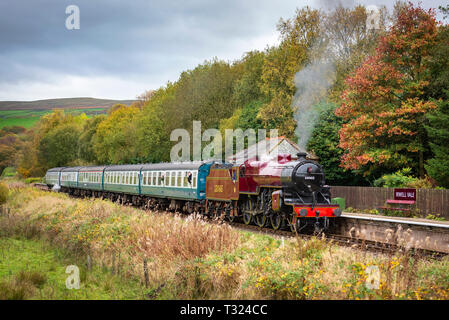 Die "Krabbe" Mogul Lokomotive bei Irwell Vale halt.. Die East Lancashire Eisenbahn. Stockfoto