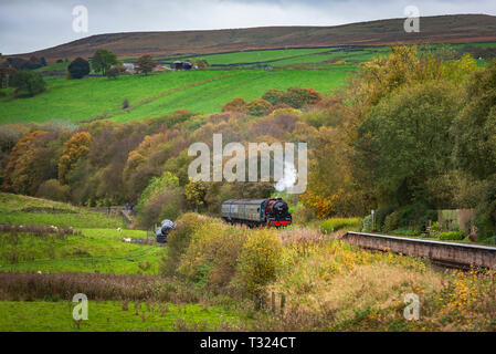 Die "Krabbe" Mogul Lokomotive bei Irwell Vale halt.. Die East Lancashire Eisenbahn. Stockfoto