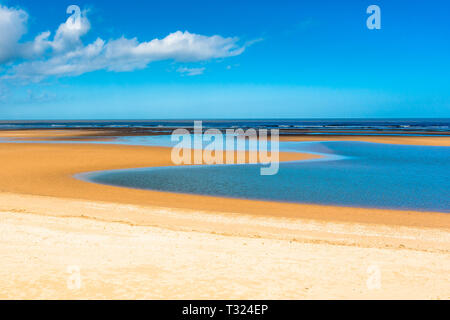 Gezeitenpool bei Ebbe am Strand von Burnham Overy Staithe an der Holkham Bay, Küste von North Norfolk, East Anglia, England, Großbritannien. Stockfoto
