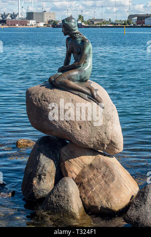 Von Edvard Eriksen Bronzestatue von Hans Christian Anderson's 'Little Mermaid' sitzt auf einem Felsen am Wasser.at Langelinie in Kopenhagen. Stockfoto