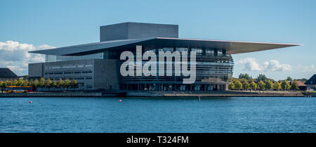 Eine Ansicht von Henning Larsen von neo-futuristischen Royal Danish Opera House auf Dokoen (Dock Insel) von Larsens Plads in Kopenhagen. Stockfoto