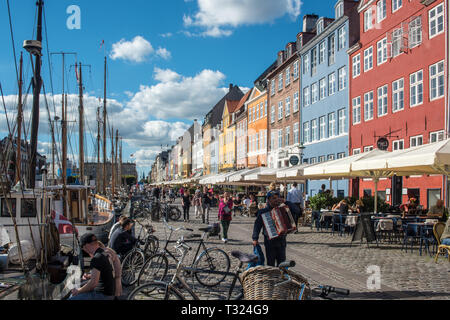 Farbenfrohe Gebäude säumen die North Bank von Nyhavn (neuer Hafen) Kanal in Kopenhagen. Stockfoto