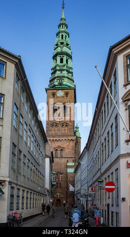 Der Turm und phantasievoll Neobarocken Turm der ehemaligen Kirche St. Nikolaus, einer der auffälligsten Wahrzeichen von Kopenhagen. Es ist jetzt eine Arts Center. Stockfoto