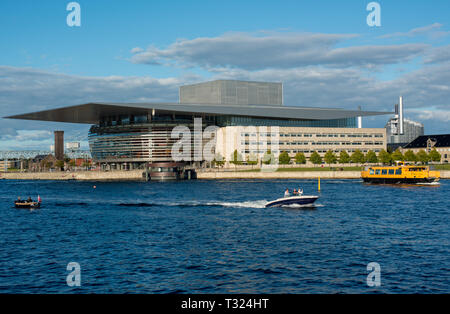 Henning Larsen von neo-futuristischen Königlich Dänische Oper in Kopenhagen mit Blick auf den Hafen von Dokoen (Dock Island) Stockfoto