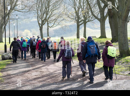 Eine walking Gruppe in Holyrood Park, dem Edinburgh. Stockfoto