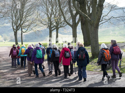 Eine walking Gruppe in Holyrood Park, dem Edinburgh. Stockfoto