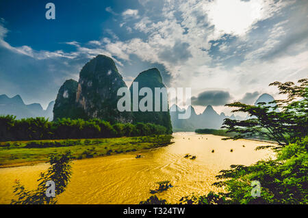 Boote auf dem Li-fluss in Guilin China durch die Karstgebirge umgeben Stockfoto