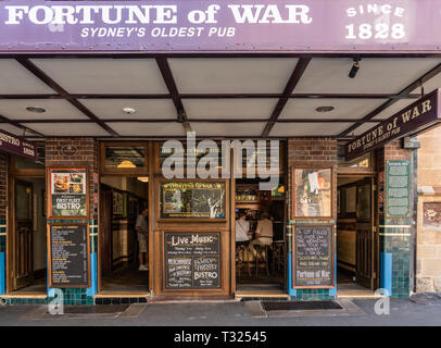 Sydney, Australien - 11. Februar 2019: Fassade mit Blick in das Vermögen des Krieges, der ältesten Pub in der Stadt, in der George Street in der Nähe des Circular Bay. Schiefertafel Stockfoto