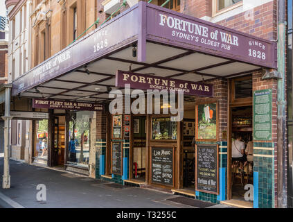 Sydney, Australien - 11. Februar 2019: Fassade mit Blick in das Vermögen des Krieges, der ältesten Pub in der Stadt, in der George Street in der Nähe des Circular Bay. Schiefertafel Stockfoto