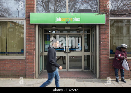 Äußere signage außerhalb einer Jobcentre Plus Büro in London, Großbritannien Stockfoto