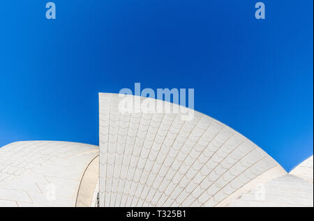 Sydney, Australien - 11. Februar 2019: Detail der weißen Dach Struktur des Sydney Opera House gegen den tiefblauen Himmel. 1 der 12. Stockfoto