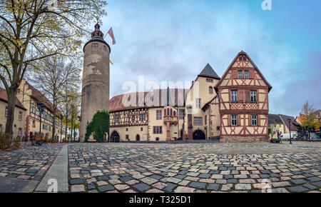 Panoramablick auf Tauberbischofsheim Schloss und Turmersturm Turm in Tauberbischofsheim, Baden-Württemberg, Deutschland Stockfoto