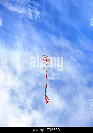 Drachen fliegen in den blauen Himmel - Griechische sauber Montag Kite Stockfoto