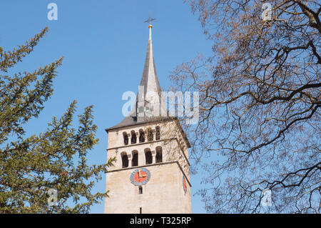 St. Martin's Church in der Nähe Klostersee, Sindelfingen, Deutschland. Schöne alte antient Kirchturm. Frühling Bäume. Es gibt keine Personen, die malerische Aussicht Stockfoto