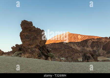 Die vulkanische Landschaft aus Basalt und Bimsstein Felsen an der Las Minas de San Jose bei Sonnenaufgang auf dem Gipfel des Pico del Teide in der Las Canadas del Teide Stockfoto