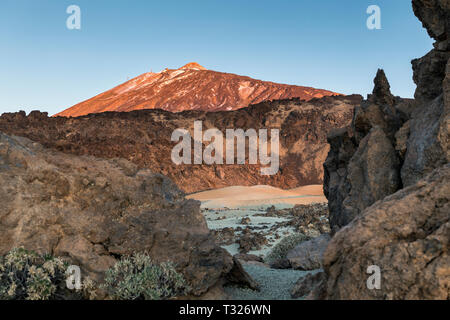 Die vulkanische Landschaft aus Basalt und Bimsstein Felsen an der Las Minas de San Jose bei Sonnenaufgang auf dem Gipfel des Pico del Teide in der Las Canadas del Teide Stockfoto